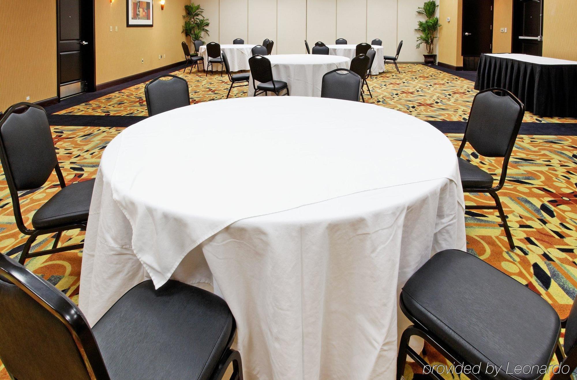 Holiday Inn Arlington Northeast By Ihg Съоръжения снимка